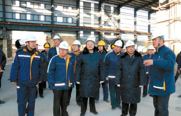 葛紅林在包頭企業檢查指導項目建設現場的安全工作