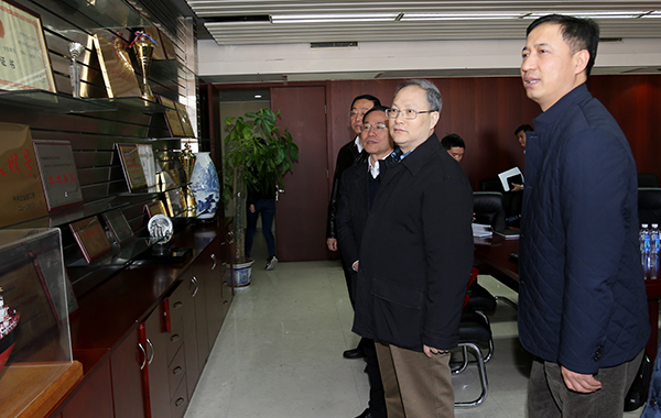 圖為中鋁公司黨組副書記、總經理、中國鋁業董事長余德輝在中鋁國貿調研