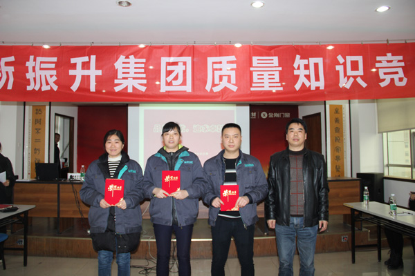 新振升集團行政保障總監(jiān)王集林為冠軍隊頒獎