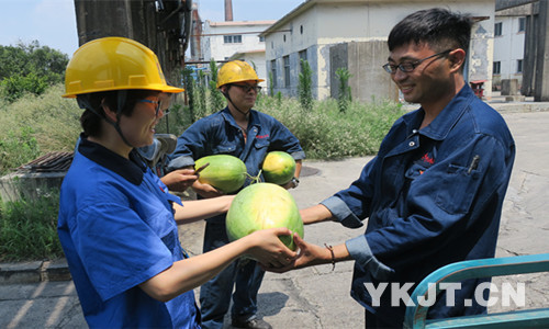 兗礦陽極公司：關懷到崗位 酷暑送清涼